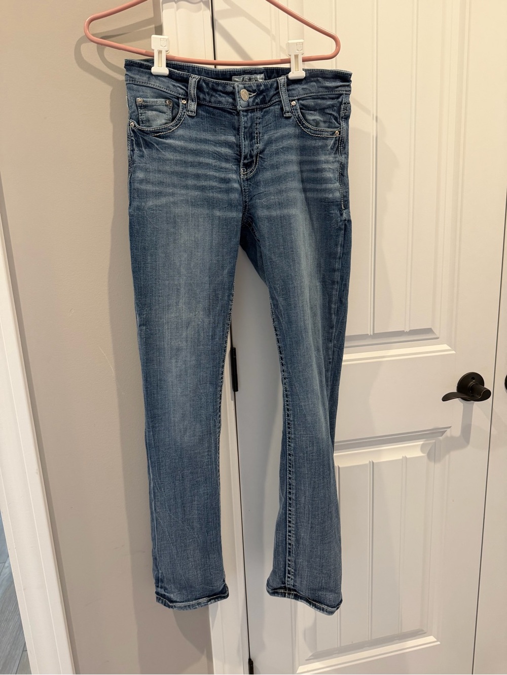 Daytrip Women's Straight Leg Jeans in Mid Blue Wash